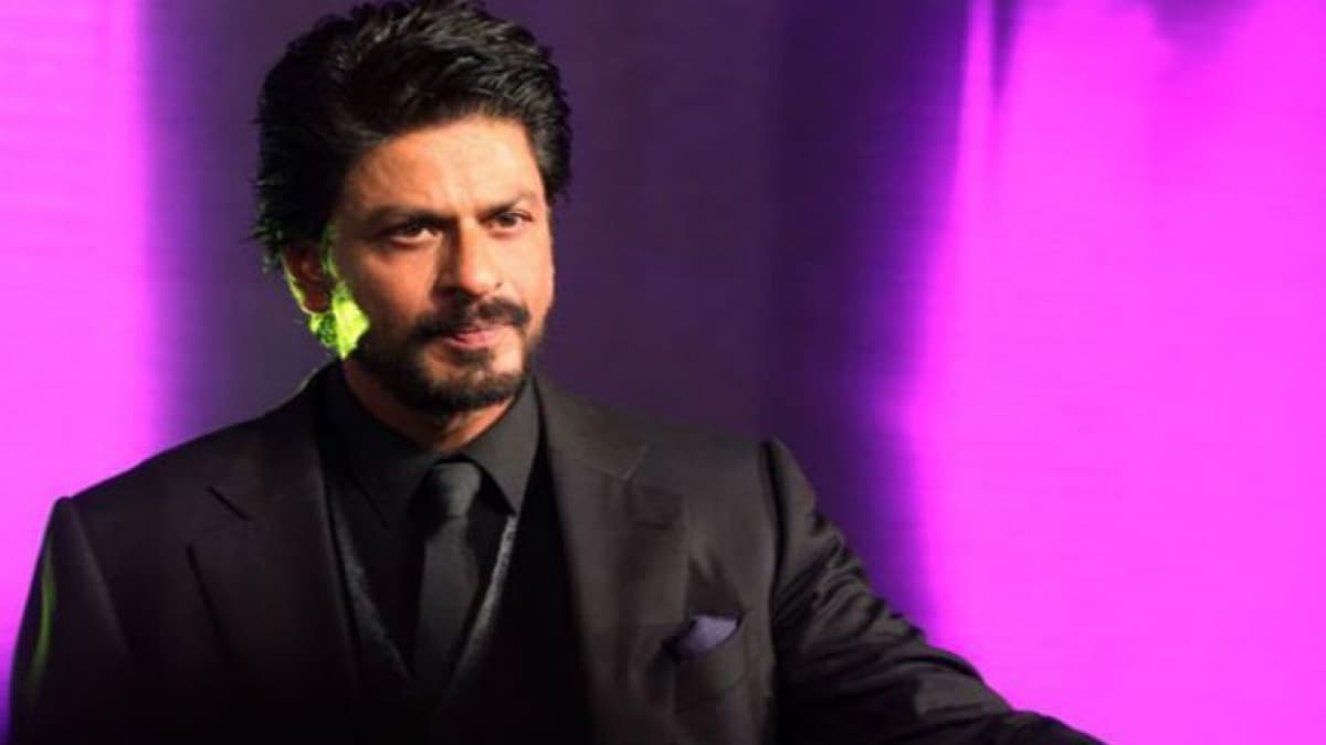 शाहरुख ने शुरू की पठान की शूटिंग, खुशी से झूमे फैंस बोले- आ गया शेर - shah rukh khan pathan shooting start john abraham deepika salman tmov - AajTak