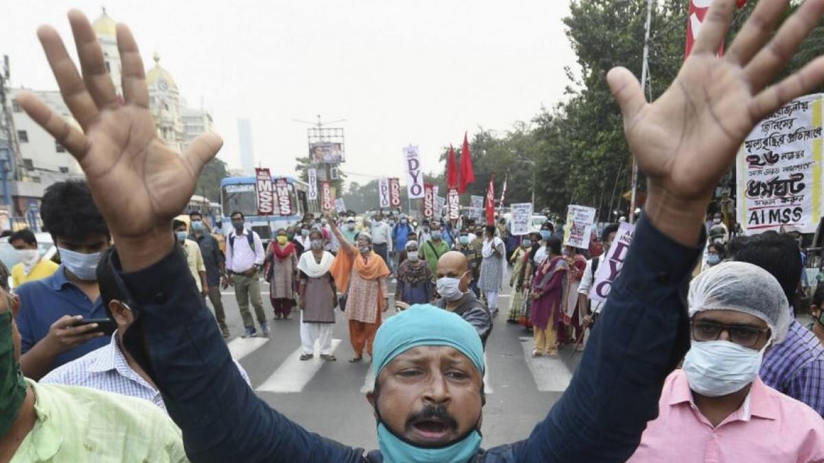 26 नवंबर की हड़ताल का समर्थन करते मजदूर संगठन (फोटो- पीटीआई)