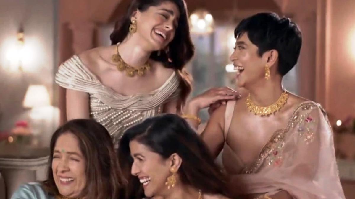 ​तनिष्क को नया विज्ञापन रोकना पड़ा है 