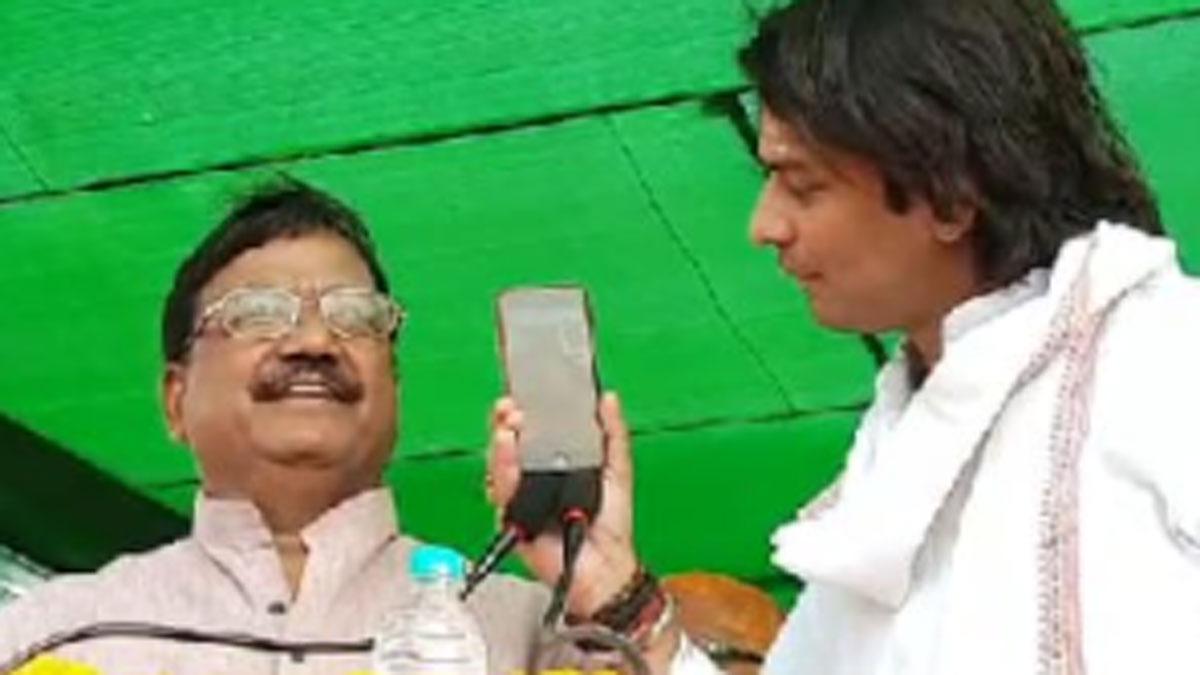 तेज प्रताप ने पूर्व मुख्यमंत्री राबड़ी देवी को वीडियो कॉलिंग से लोगों से रूबरू कराया (फोटो आजतक)