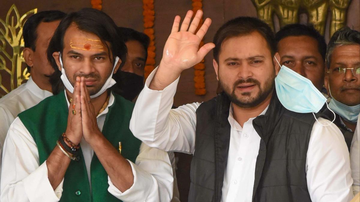 तेज प्रताप यादव के साथ तेजस्वी यादव (फाइल फोटो-PTI)