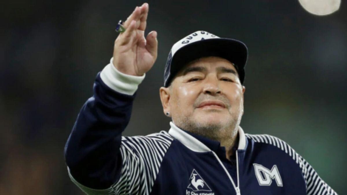 नहीं रहें फुटबॉलर 'डिएगो मैराडोना', बॉलीवुड सितारों ने जताया शोक - footballer Diego Maradona is no more Shah Rukh Khan mourned by tweeting tmov - AajTak