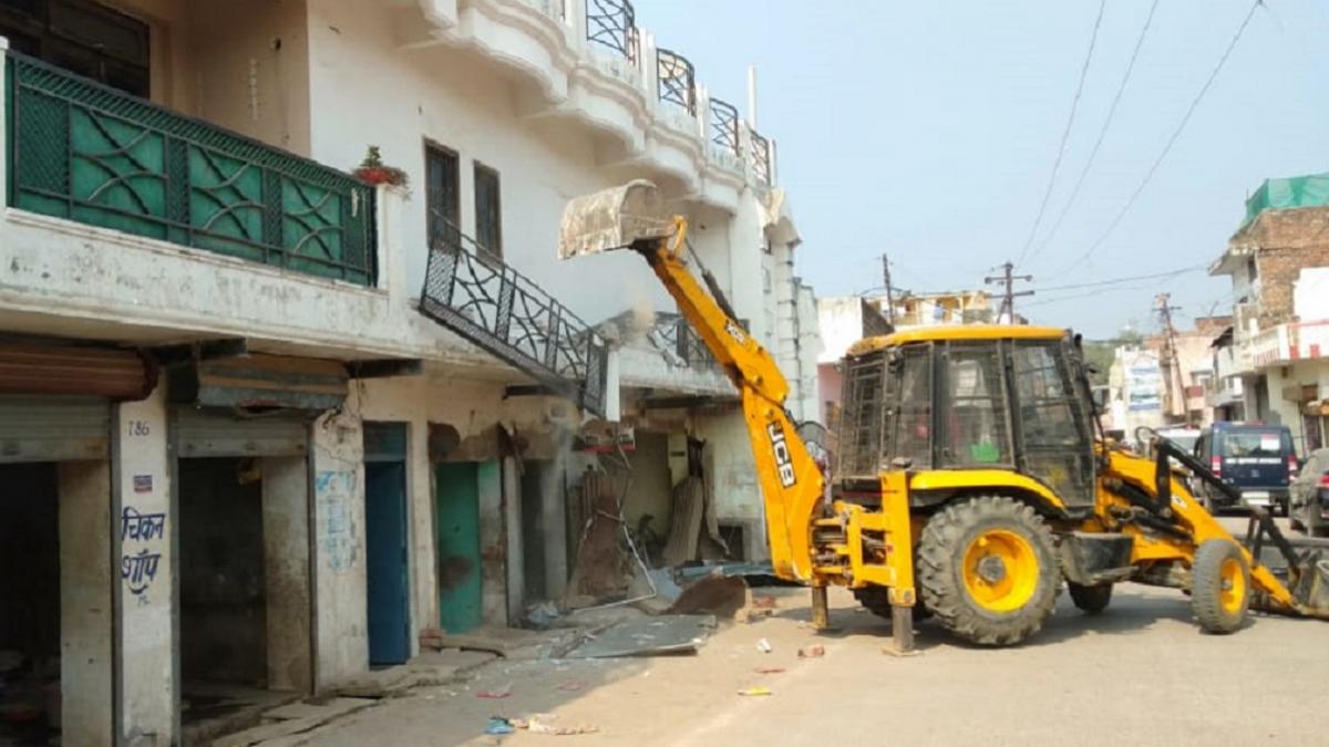 भारी पुलिस बल की मौजूदगी में संपत्ति को ध्वस्त किया गया