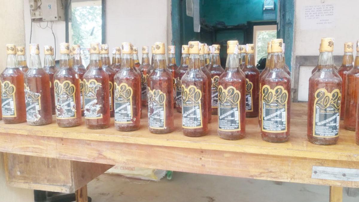 मनेर में पुलिस ने शराब माफियाओं के खिलाफ बड़ी कार्रवाई की (फोटो आजतक)