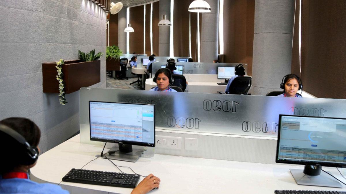 वूमेन पावर लाइन 1090 में महिलाओं की समस्या का समाधान करतीं टीम (फोटो-आशीष)