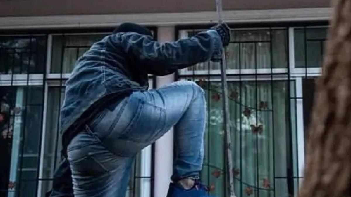 चोर ले गए 35 तोला सोना-चांदी, लेपटॉप और डेढ़ लाख का नकद.