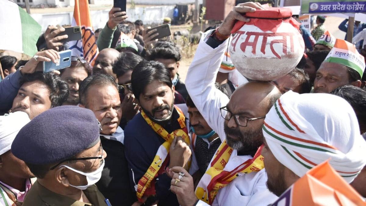 गाय का अस्थि कलश लेकर प्रेस कॉन्फ्रेंस में लेकर बैठ गए कांग्रेस नेता, योगी से पूछा- कब विसर्जित करें - up congress president ajay kumar lallu cow politics press conference ...