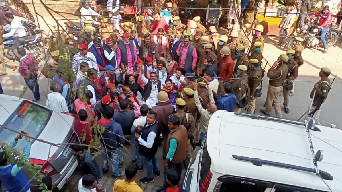 LIVE: प्रशासन ने जब्त की गाड़ियां, लखनऊ से कन्नौज पैदल ही निकले अखिलेश LIVE: प्रशासन ने जब्त की गाड़ियां, लखनऊ से कन्नौज पैदल ही निकले अखिलेश