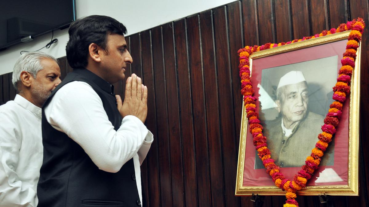 चौधरी चरण सिंह की तस्वीर के साथ अखिलेश यादव (फाइल फोटो)