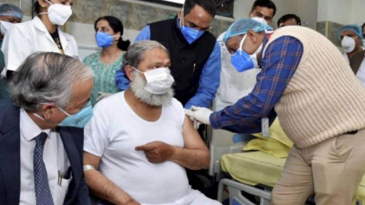 अनिल विज ने 20 नवंबर को कोरोना का पहला टीका लिया था (फाइल फोटो)