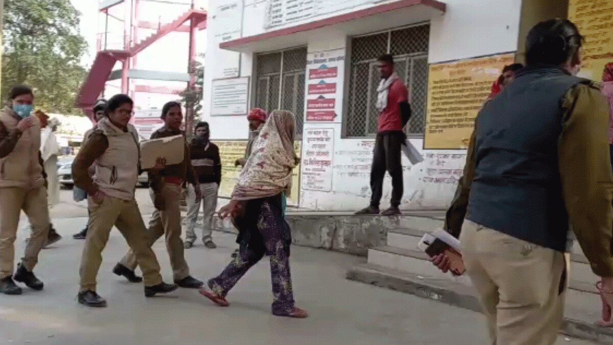 देह व्यापार कराने के आरोपी में एक महिला गिरफ्तार (फोटो आजतक)