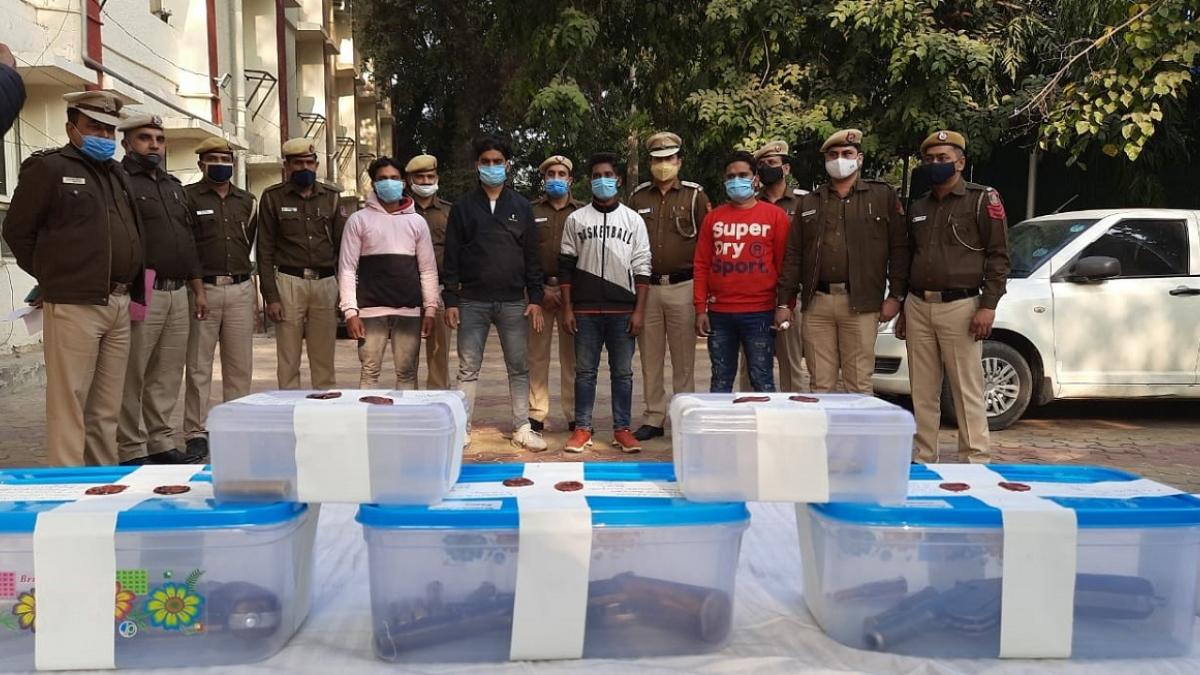 पुलिस पकड़े गए बदमाशों से पूछताछ कर रही है