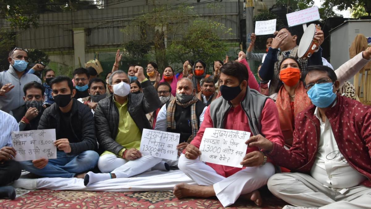 केजरीवाल के धरने पर गंभीर का तंज- कब तक छुपेंगे पीछे दीवार के, कभी तो निकलेंगे मफलर संवार के - cm arvind Kejriwal residence bjp leaders Gautam Gambhir Manoj Tiwari Delhi president