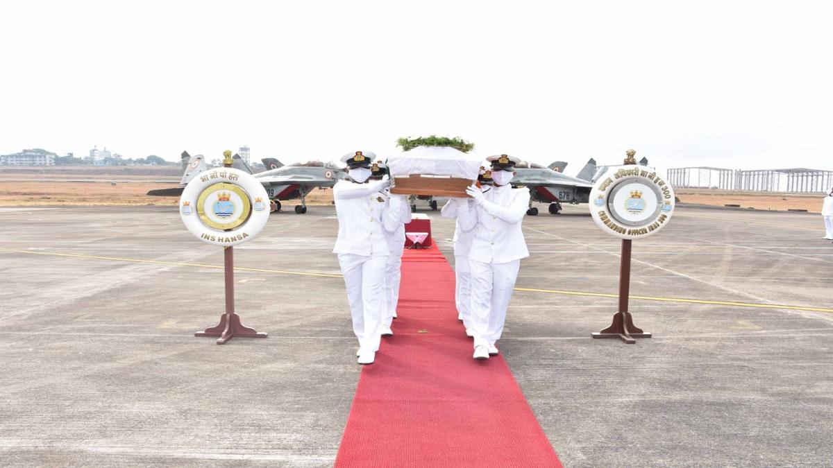 कमांडर निशांत सिंह को सैन्य सम्मान के साथ विदाई दी गई.