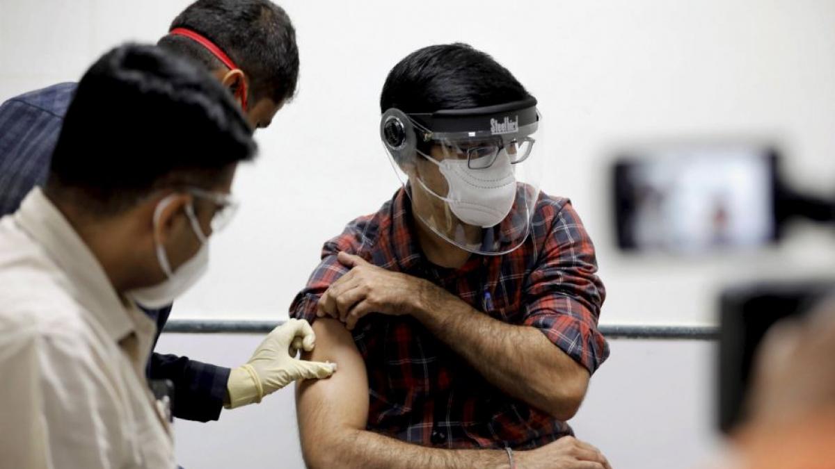 वैक्सीन ट्रायल के दौरान मेडिकल स्टाफ (PTI)