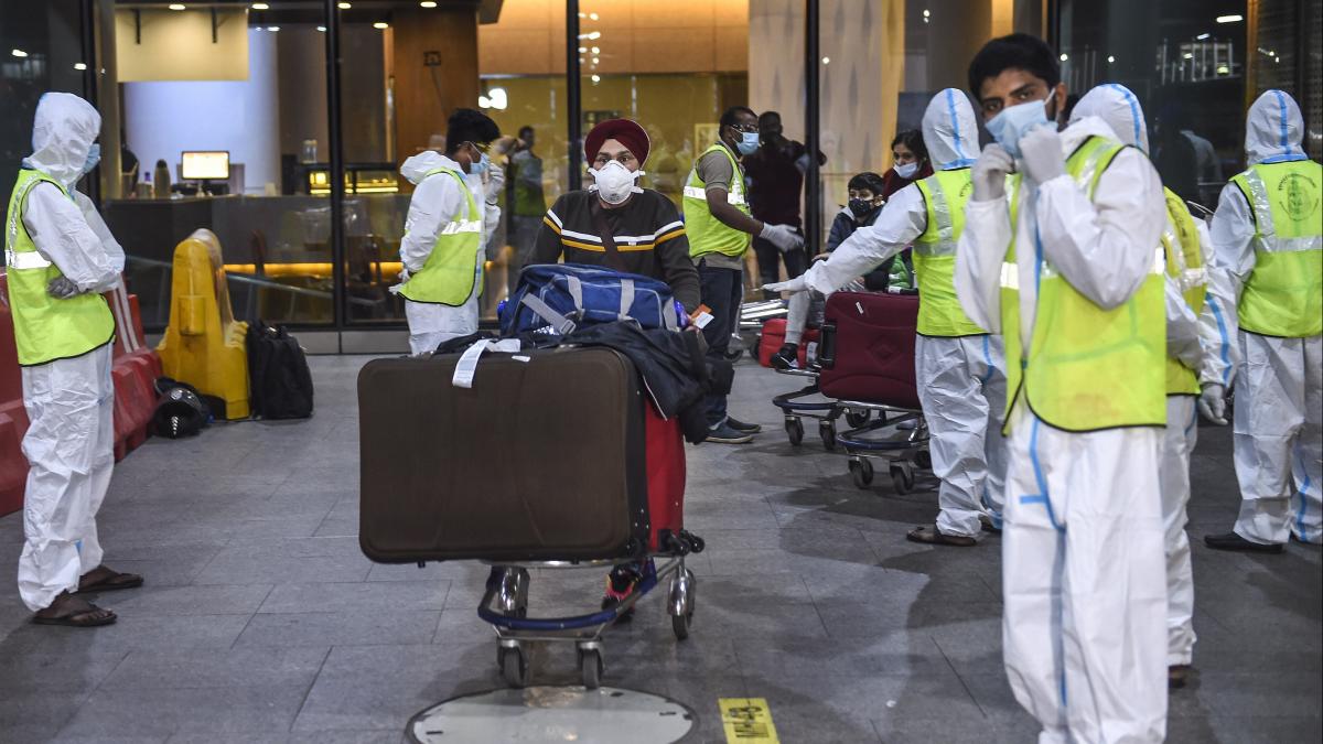 यूके से आए लोगों को किया गया क्वारनटीन (फाइल फोटो-PTI)