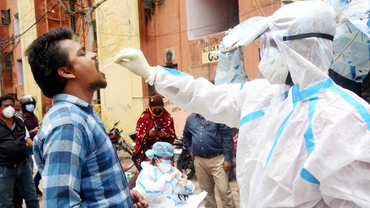 दिल्ली में कोरोना संक्रमण की रफ्तार हुई धीमी (फाइल फोटो: PTI)