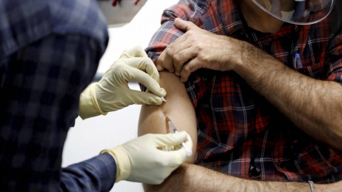 अहमदाबाद में एक शख्स को Covaxine की डोज देते हुए स्वास्थ्यकर्मी (फोटो- पीटीआई) 