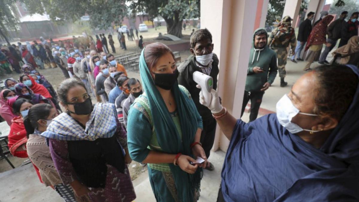 DDC चुनाव के दौरान वोट डालने आईं महिलाएं (फोटो- पीटीआई)