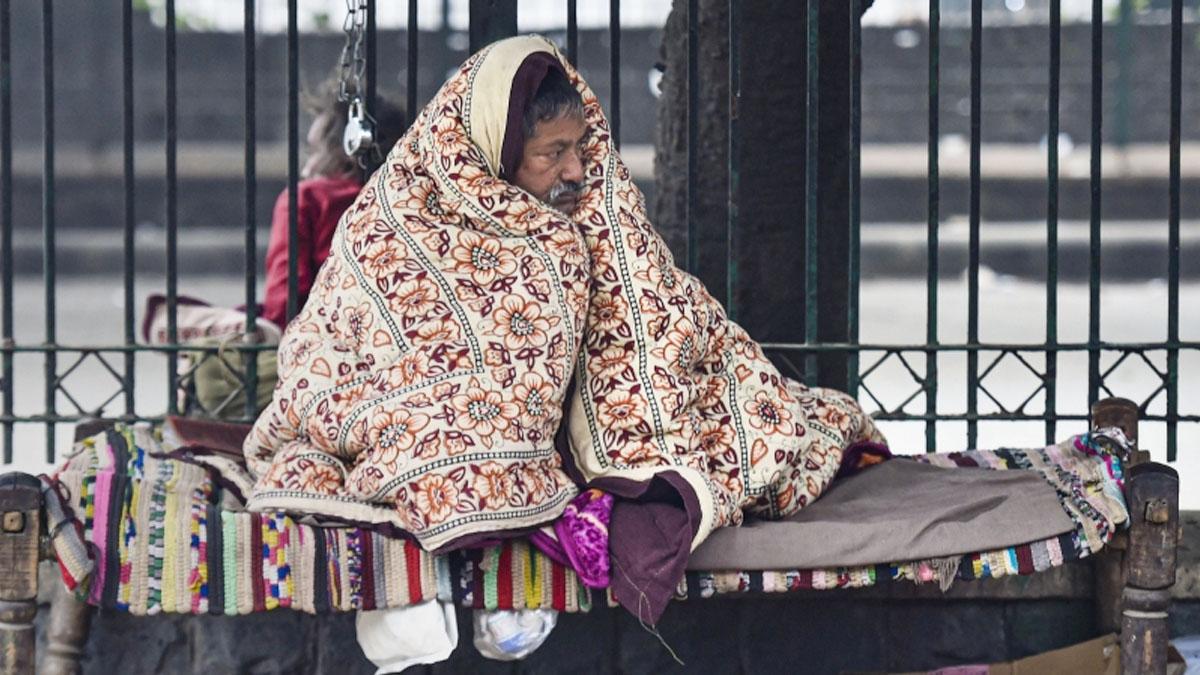 दिल्ली में पड़ रही है कड़ाके की ठंड (फोटो- PTI)