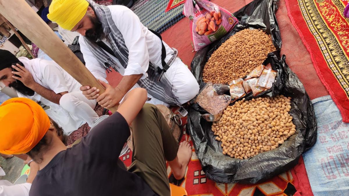 सिंधु बॉर्डर पर सरदाई बना रहे हैं किसान (फोटो- आजतक)