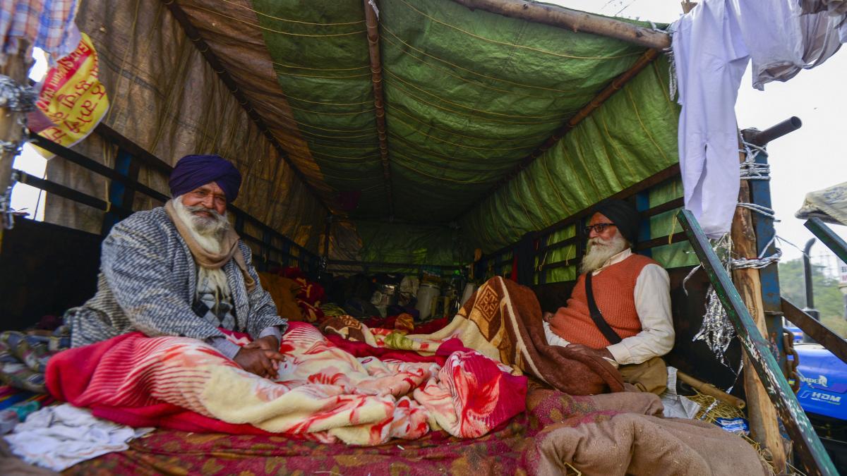 सिंघु बॉर्डर पर धरना दे रहे किसान (फोटो-PTI)