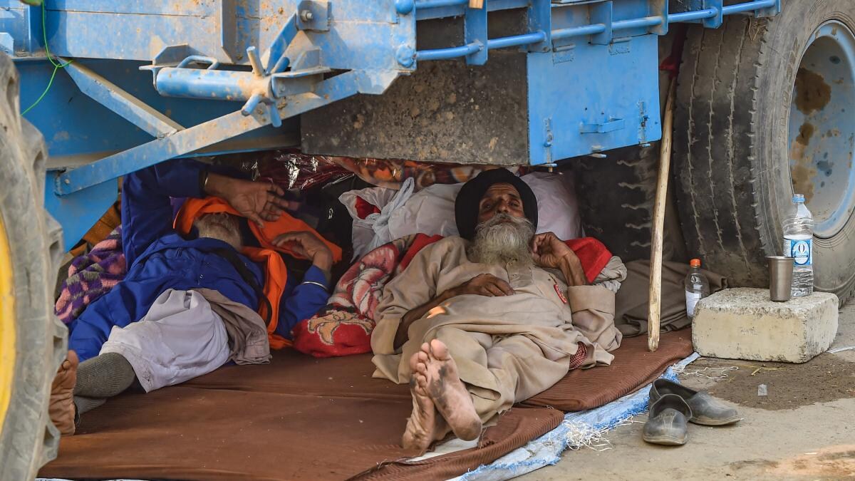 सिंधु बॉर्डर: धरने पर बैठे किसान की मौत, परिजन बोले- ठंड के कारण गई जान - Delhi Singhu Border Farmer Death protest - AajTak