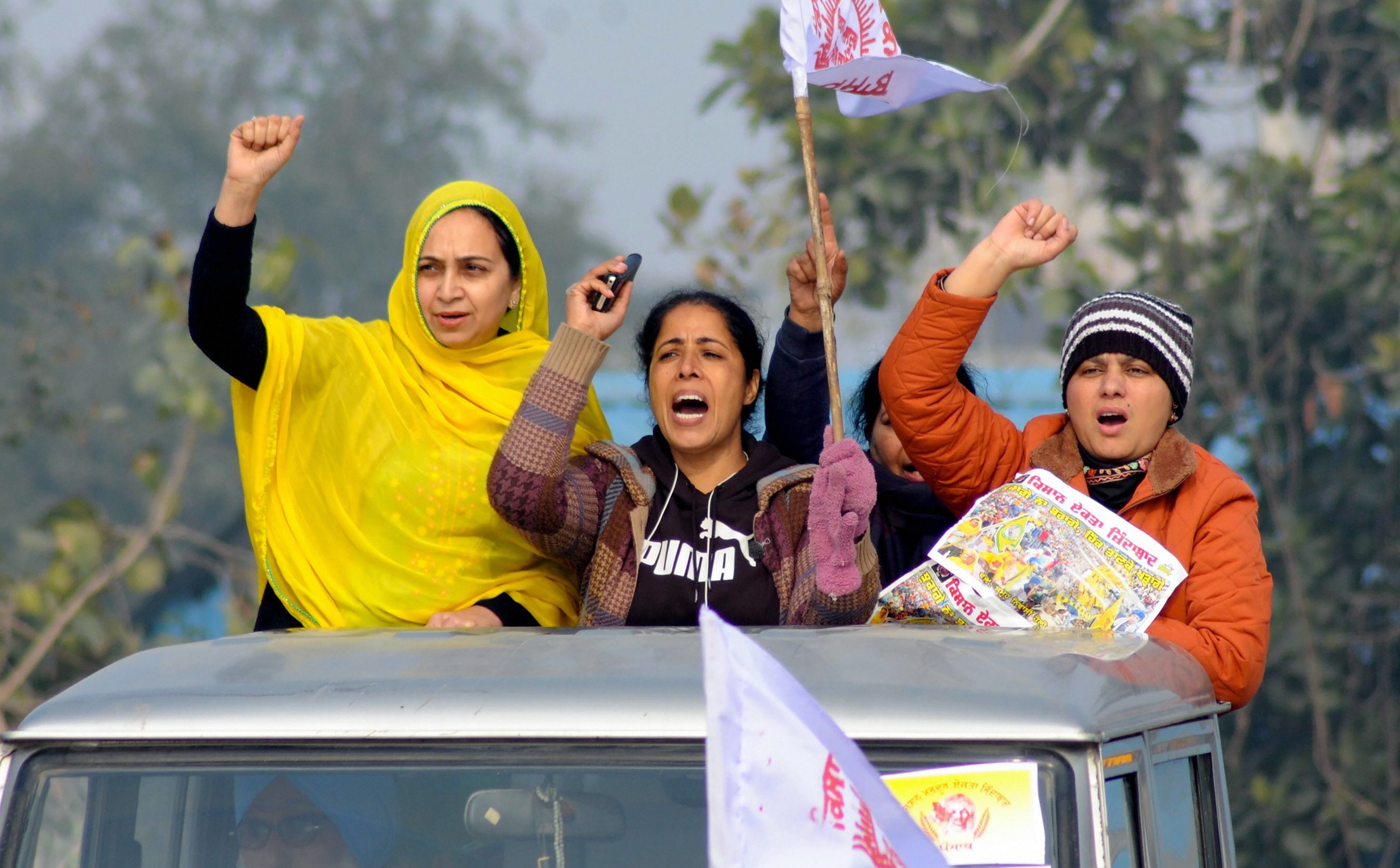 किसानों के समर्थन में प्रदर्शन करतीं महिलाएं (फोटो-PTI)