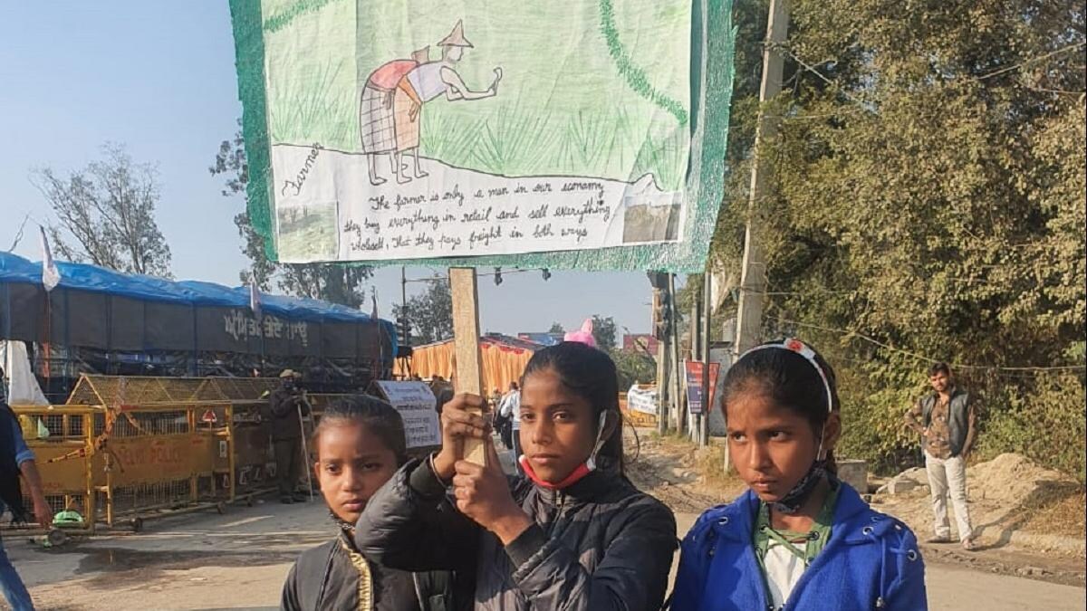 आंदोलन कर रहे किसानों को मिला स्कूली छात्राओं का समर्थन - farmers protest students support singhu border poster - AajTak
