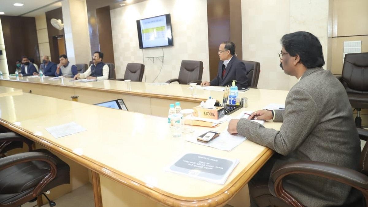 सीएम ने आबकारी विभाग के अधिकारियों के साथ की बैठक