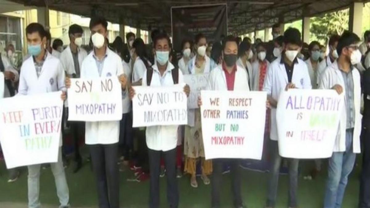 डॉक्टरों ने किया हड़ताल (फोटो- एएनआई)