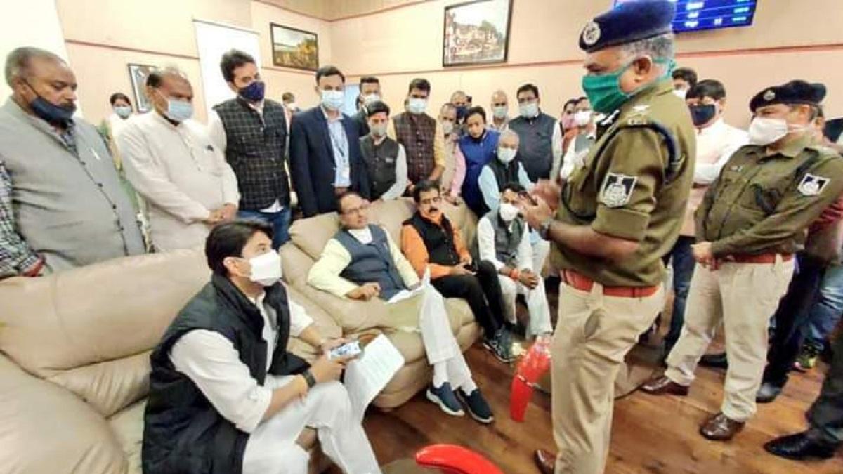 मध्य प्रदेश के मुख्यमंत्री शिवराज सिंह चौहान और ज्योतिरादित्य सिंधिया.(फोटो-Twitter)