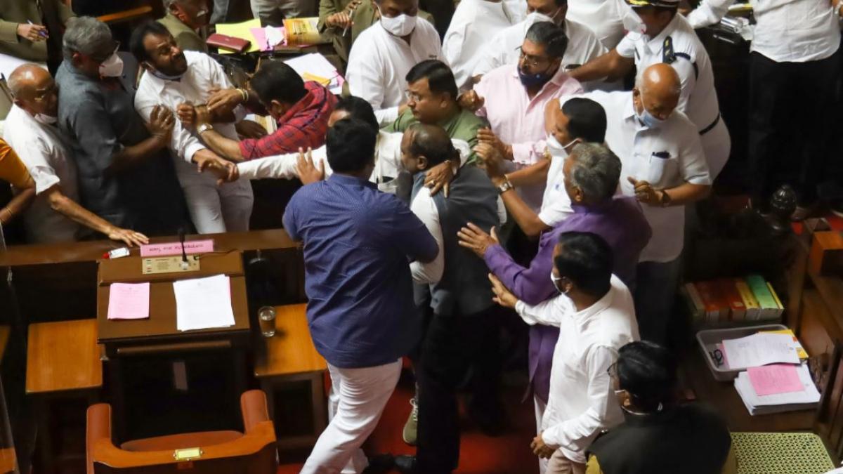 कर्नाटक विधान परिषद में मंगलवार को जमकर हंगामा हुआ (पीटीआई)