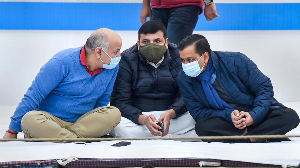 मनीष सिसोदिया और संजय सिंह के साथ सीएम अरविंद केजरीवाल (फाइल फोटो-PTI)