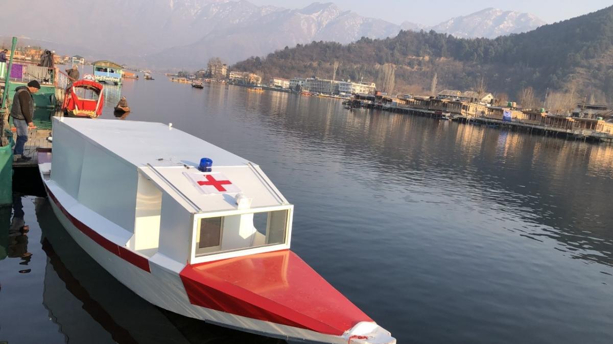डल झील में पहली एंबुलेंस शिकारा चलनी शुरू (फोटो-शुजा उल हक)