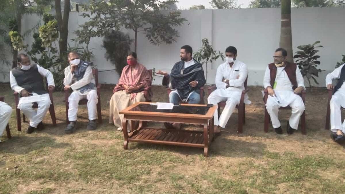 LJP के नेताओं के साथ बैठक करते अध्यक्ष चिराग पासवान (फाइल-ट्विटर)