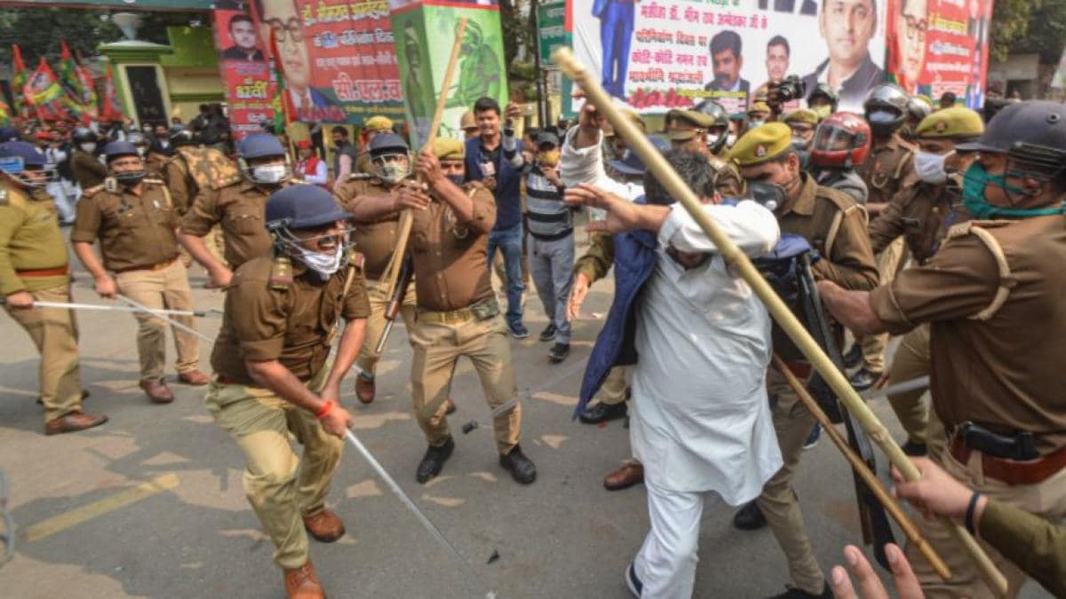 लखनऊ में भारत बंद में शामिल लोगों पर पुलिस की सख्ती (फोटो- पीटीआई)