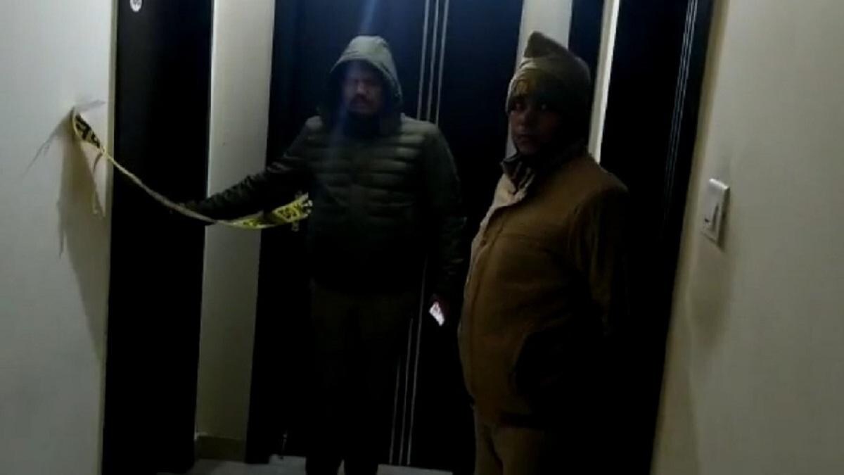 लखनऊ: समाजवादी पार्टी के पूर्व विधायक के गनर ने खुद को मारी गोली, मौत - Lucknow Former Samajwadi Party MLA Gunner shot himself - AajTak