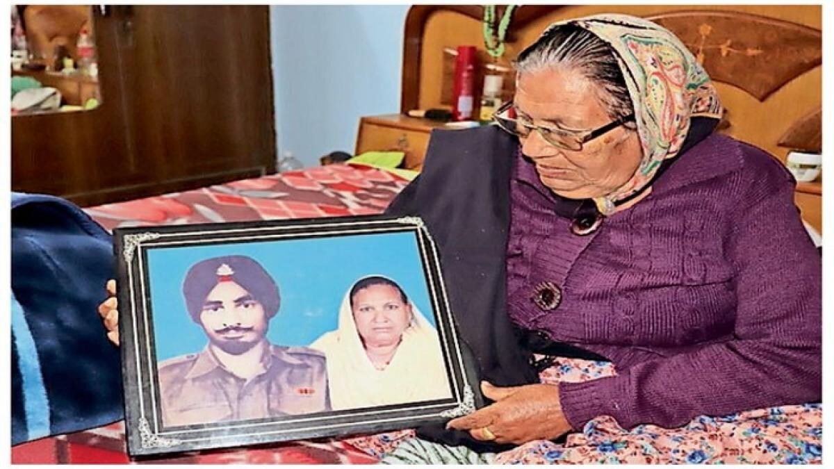 अपने पति मंगल सिंह की तस्वीर के साथ सत्या