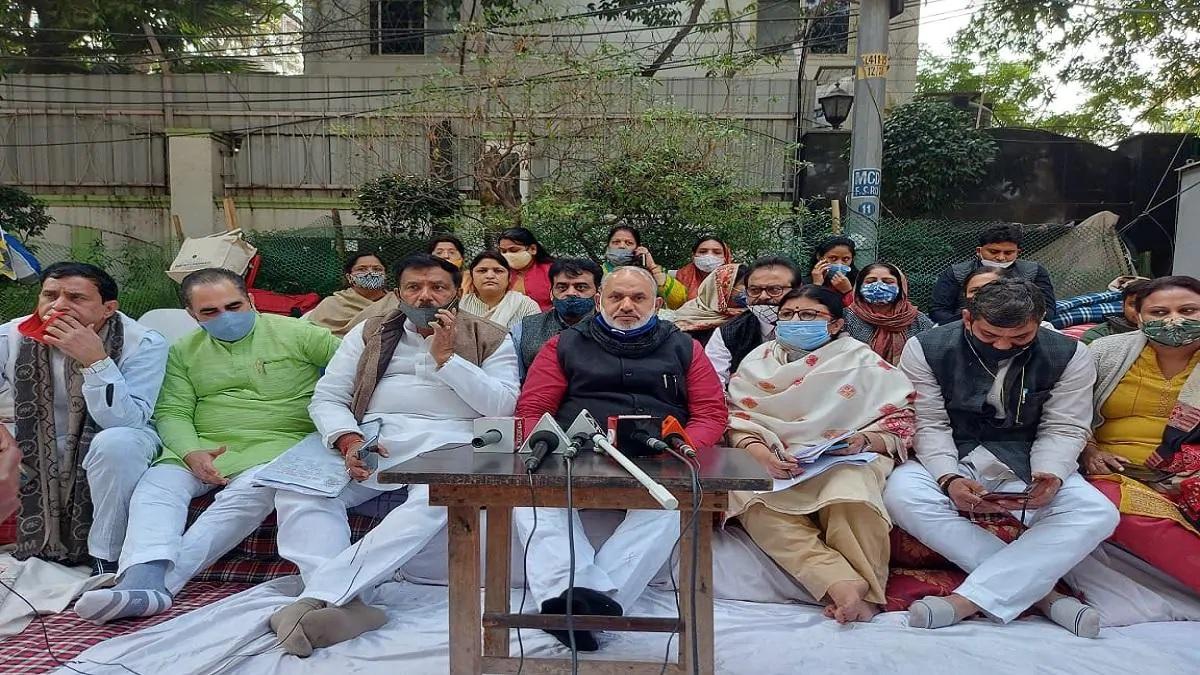 सीएम हाउस के बाहर धरने पर बैठे मेयर (फाइल फोटो)