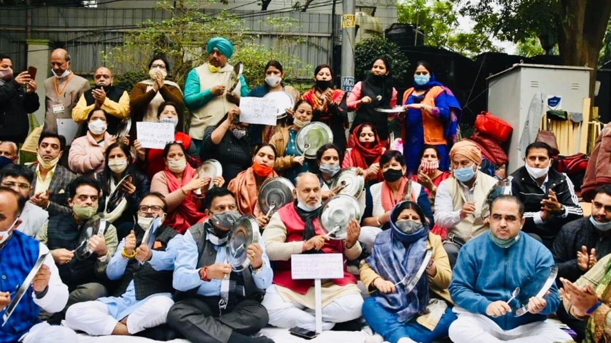 सीएम आवास के सामने महापौरों का प्रदर्शन जारी 