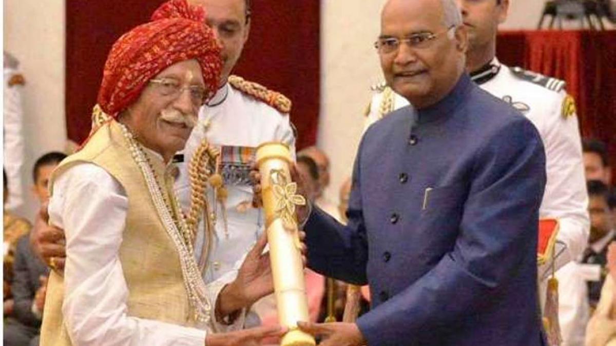 राष्ट्रपति से सम्मान ग्रहण करते महाशय धर्मपाल गुलाटी(फाइल फोटो)