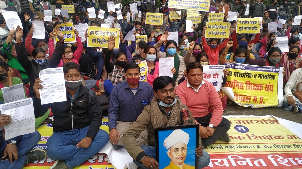 नियुक्ति की मांग को लेकर चयनित शिक्षकों का प्रदर्शन