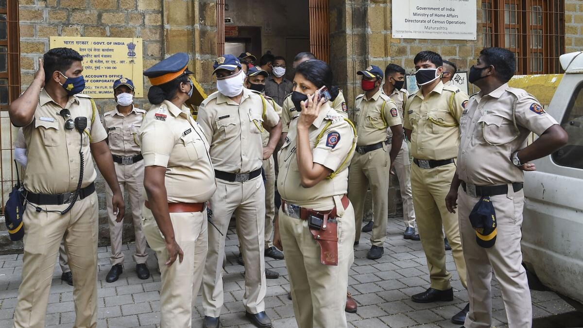 NCB दफ्तर के बाहर मुंबई पुलिस (फाइल फोटो-PTI)
