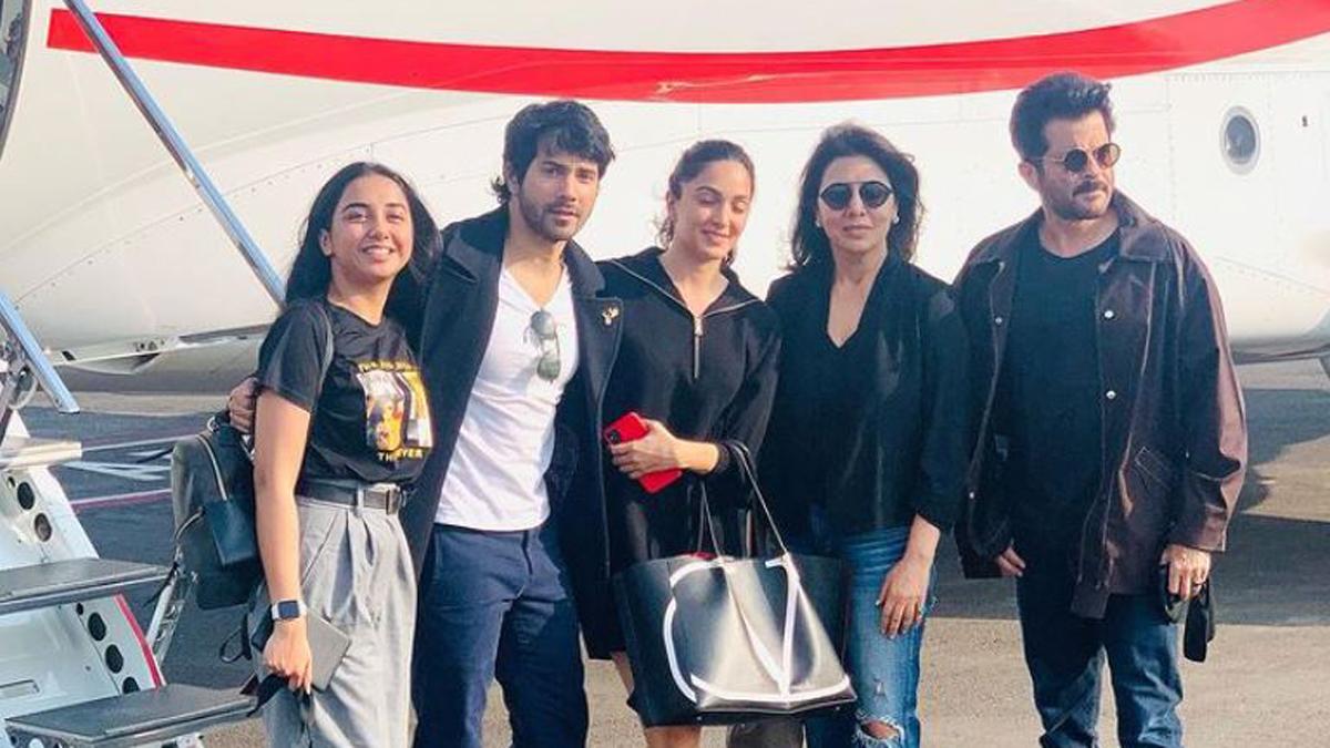 वरुण धवन-नीतू कपूर को हुआ कोरोना, रुकी जुग जुग जियो फिल्म की शूटिंग - varun dhawan neetu kapoor jug jug jio starcast corona positive anil kapoor report negative tmov - AajTak