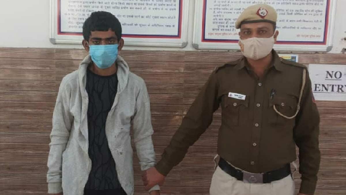 दिल्ली पुलिस की गिरफ्त में कबूतर चोर (फोटो-अरविंद)