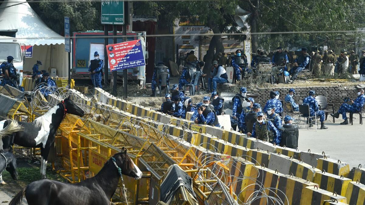 सिंघु बॉर्डर पर तैनात सुरक्षाबलों के जवान (फोटो-PTI) सिंघु बॉर्डर पर तैनात सुरक्षाबलों के जवान (फोटो-PTI)