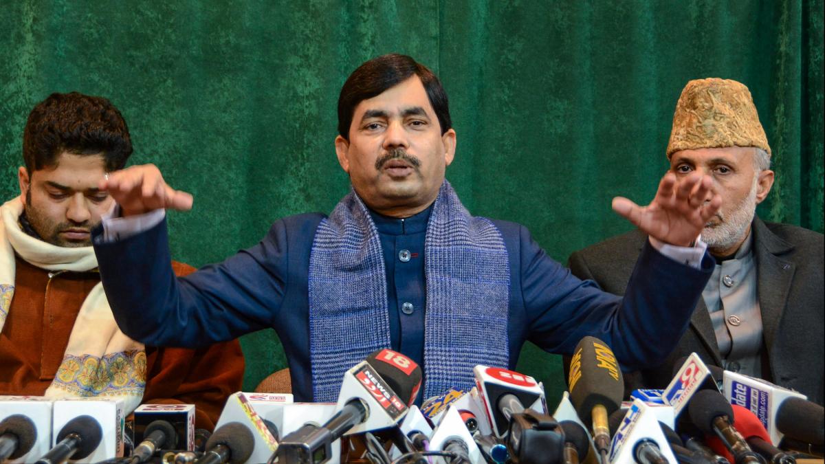 कश्मीर में बीजेपी नेता शाहनवाज हुसैन (फाइल फोटो-PTI)