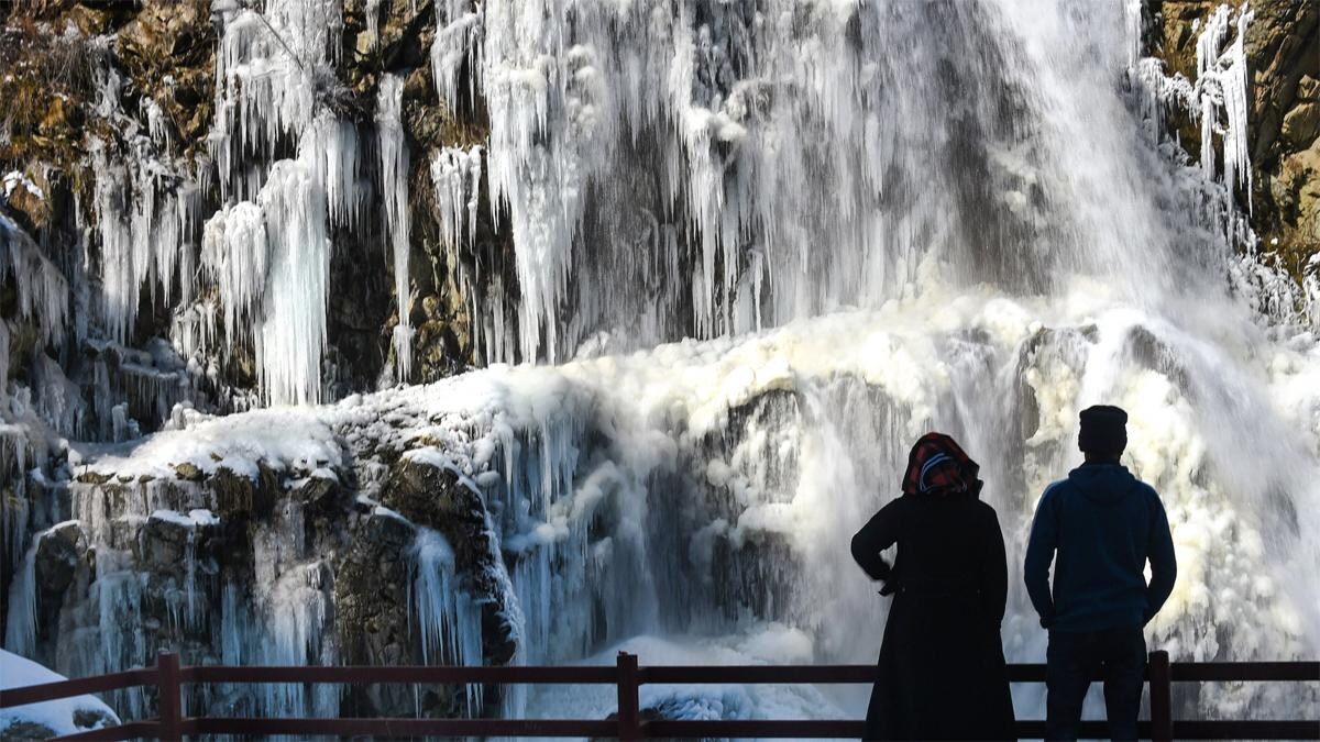 बारामूला में बर्फ बना पानी