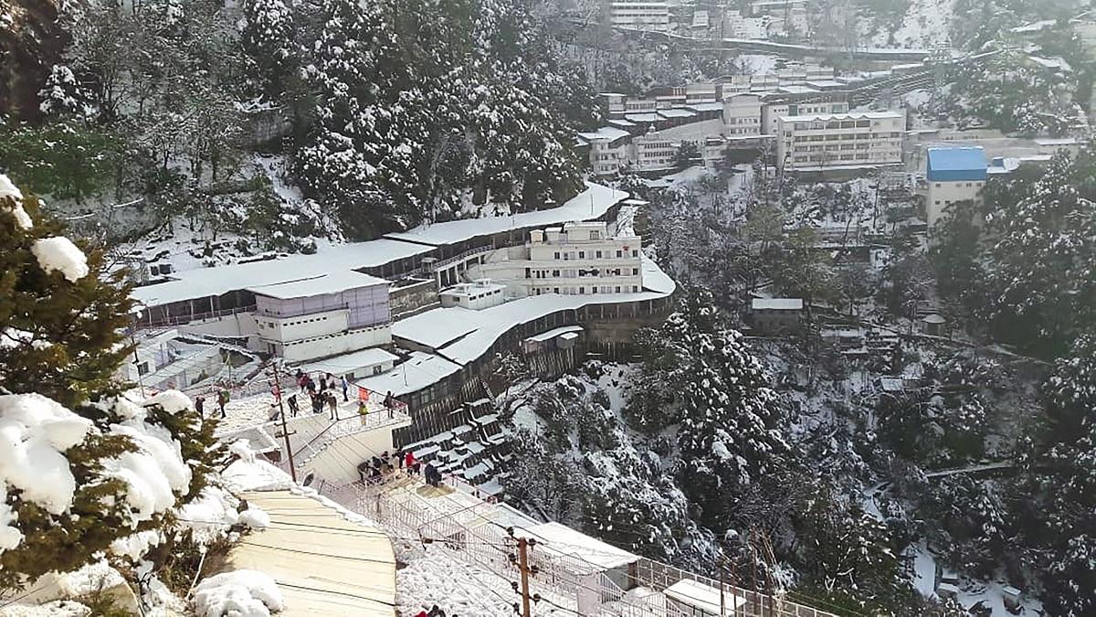 Weather Forecast Updates: वैष्णो देवी मंदिर के रास्ते में हुई बर्फबारी